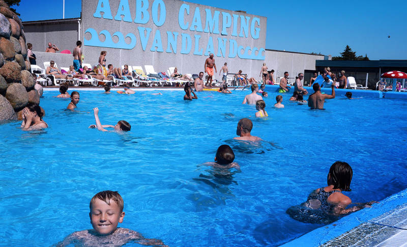 1 200 kvadratmeter stort utomhusbadland med 3 pooler