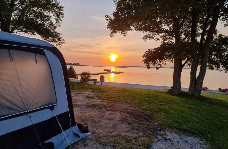 Hos oss har du havet nära inpå – på hela tre sidor. Med direkt tillgång till en fantastisk, barnvänlig badstrand.