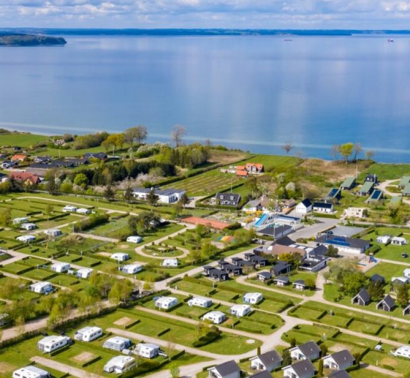 Välkommen till Fyns mysiga hörn. Här får du en förtrollande utsikt över Lillebælt, ett roligt vattenland och mycket mer.