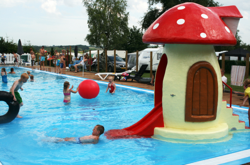 Bara sju kilometer utanför Holbæk, mitt på Själland, hittar du First Camp Tempelkrogen som erbjuder allt från vacker och idyllisk natur till fina faciliteter och aktiviteter för hela familjen. Campingen ligger med utsikt över den innersta delen av Isefjorden.
